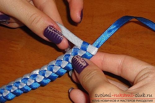 Blader armbanden uit linten met je eigen handen. Foto # 2