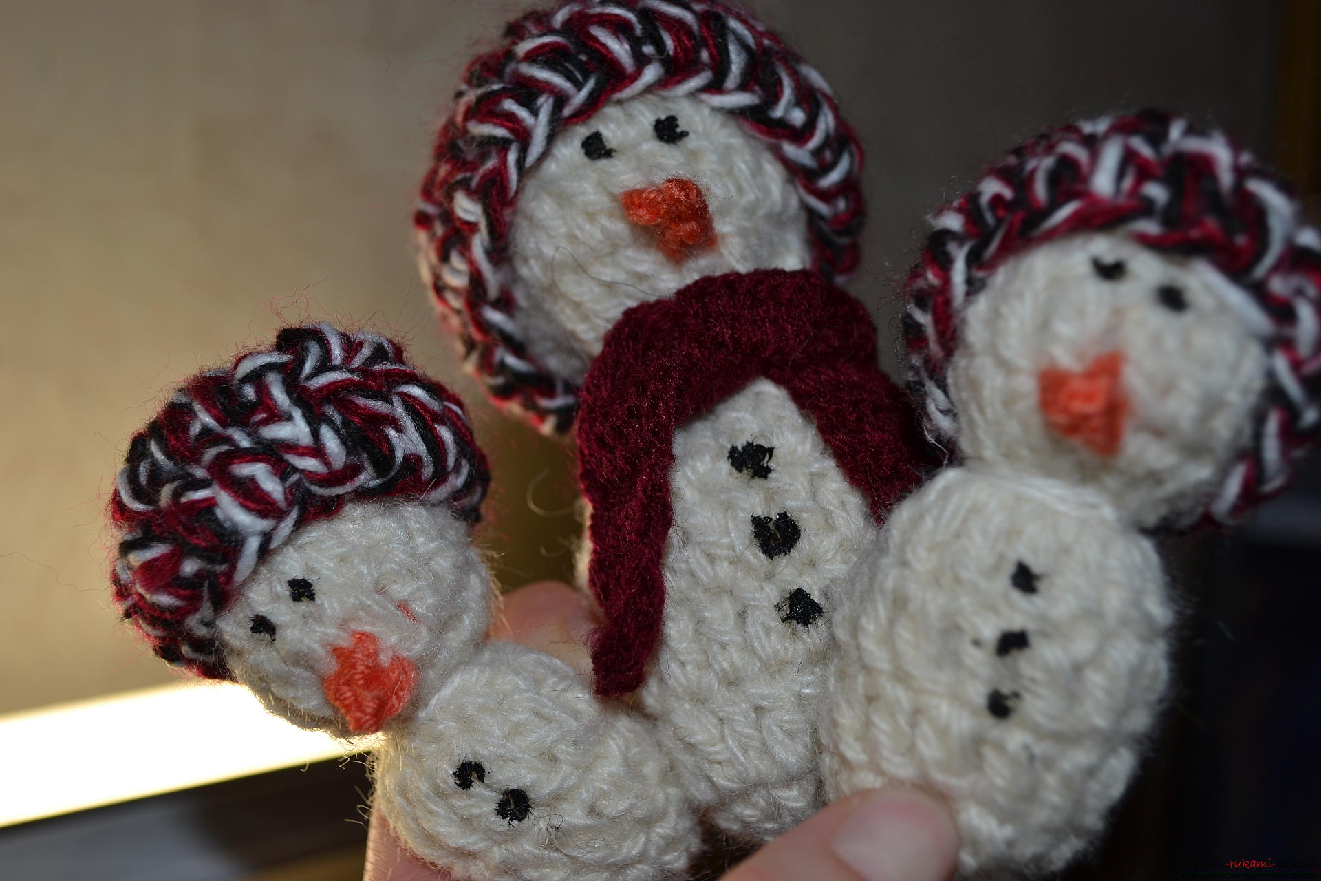 A master class with a photo and description will teach the crocheting of a snowman, which will be understandable for beginners. Photo №13