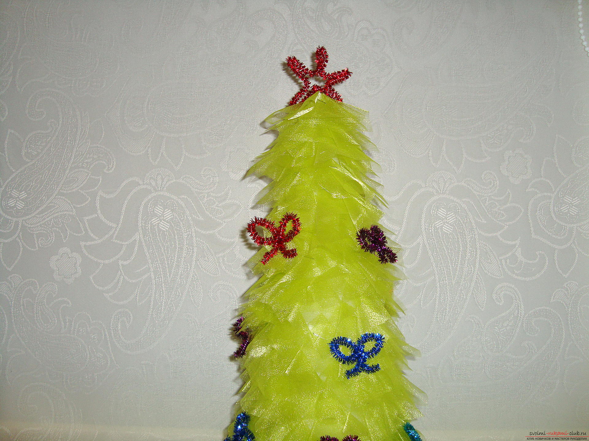 Et usædvanligt juletræ fra organza vil dekorere dit hus, eller en sådan julegave vil passe dig som en gave til dine slægtninge og venner .. Foto №17