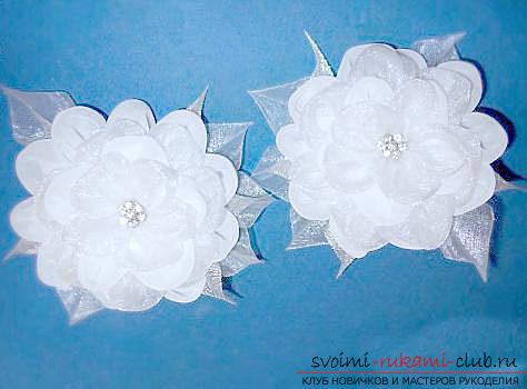 White Kanzashi bows with their own hands are easy and fast. Photo №6
