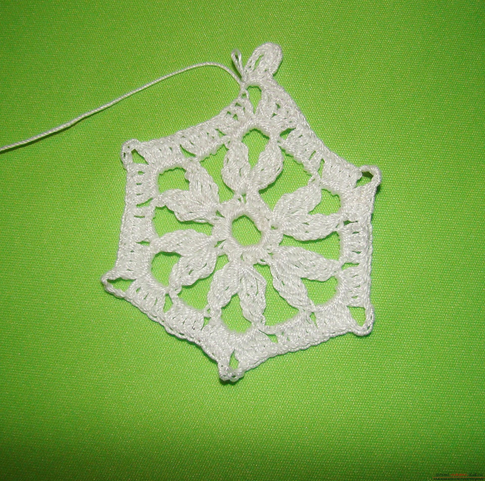 A master class with a photo and diagram will teach you how to tie snowflakes to a Christmas tree crochet. Photo Number 11