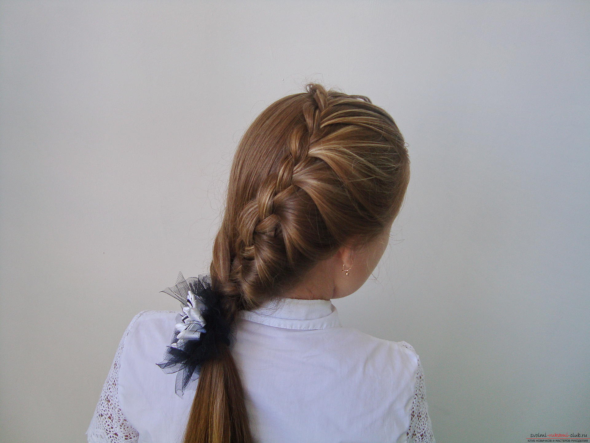A lesson on weaving a braid on long hair for a girl to school. Photo №1