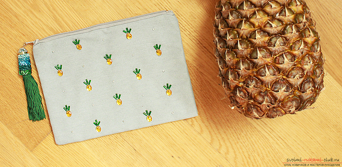 Haft z koralikami miniaturowych ananasów na kosmetyczce (kopertówka lub okładka) - oryginalny letni prezent na torebkę. Zdjęcie №1