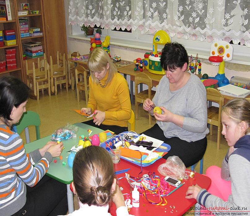 master class on making Christmas-tree toys and garlands together with children. Picture №3
