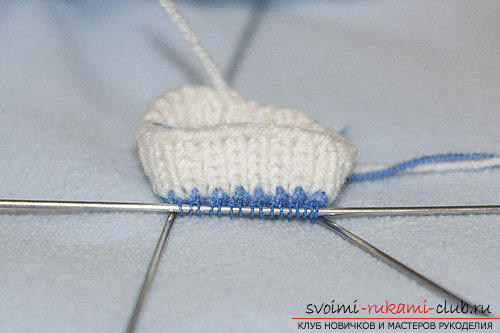 How to tie warm mittens for children with knitting needles. Picture №3