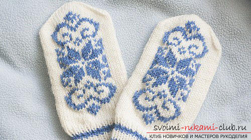 How to tie warm mittens for children with knitting needles. Photo №1