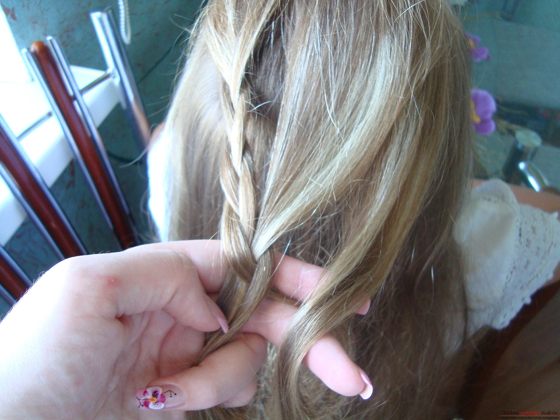 Ένα μάθημα για την ύφανση μιας πλεξούδας σε μακριά μαλλιά για ένα κορίτσι στο σχολείο. Φωτογραφία №6