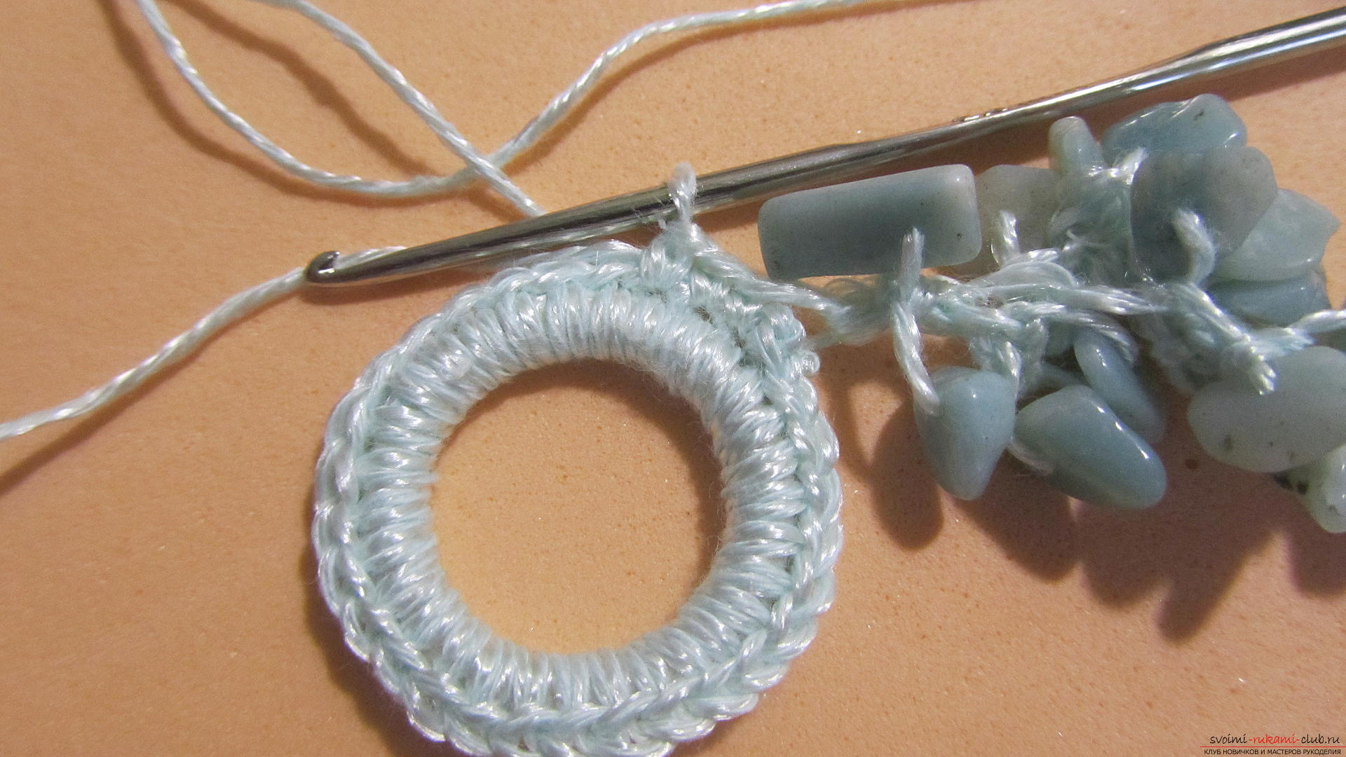 Denne mesterklasse vil lære dig at lave smykker selv, en hjemmelavet halskæde kan hækles. Foto nummer 19