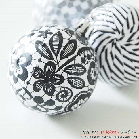 How to decorate a Christmas tree ball using the technique of decoupage, an original black and white idea. Photo №1