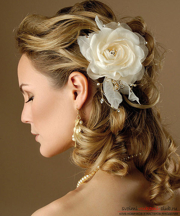 Learn how to make beautiful wedding hairstyles on medium hair with your own hands. Photo №4