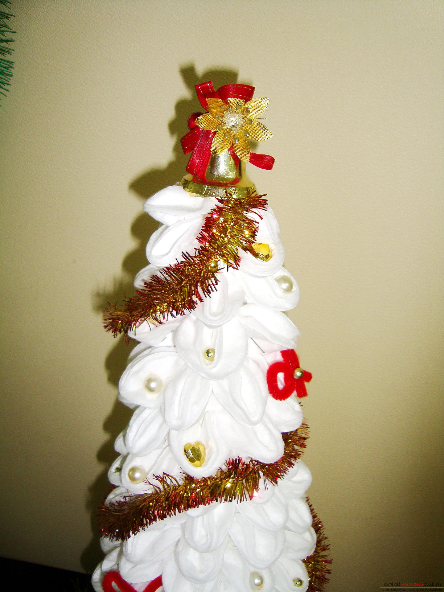 New Year's hand-craft, which you inspire to create with your own hands, will surely be remembered by all your guests. a fur-tree from cotton wheels will add to any interior .. Picture №3