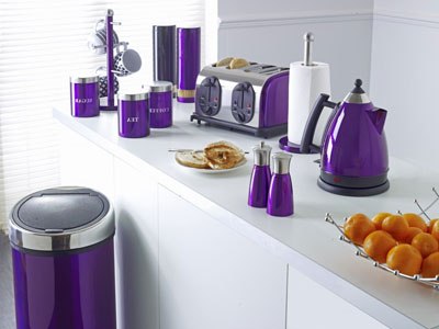Purple retter i et hvidt køkken