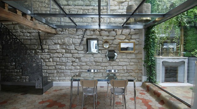 جدار من الحجر الجيري العتيق في الداخل من المنزل الفرنسي الحديث