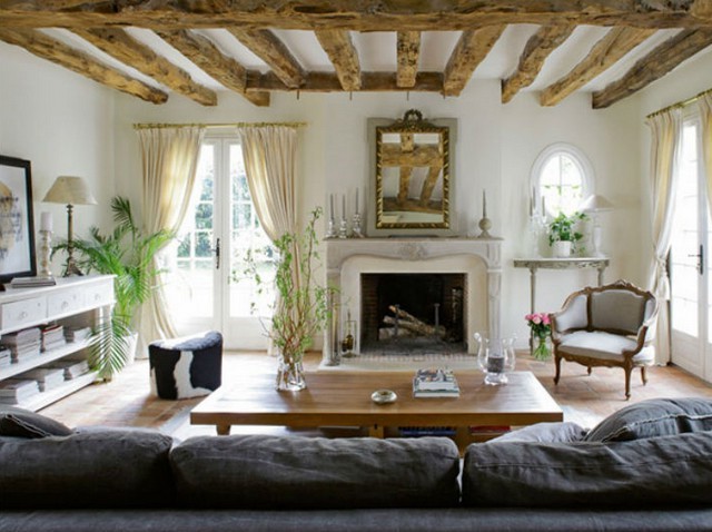 غرفة المعيشة الداخلية في منزل الفرنسية التقليدية