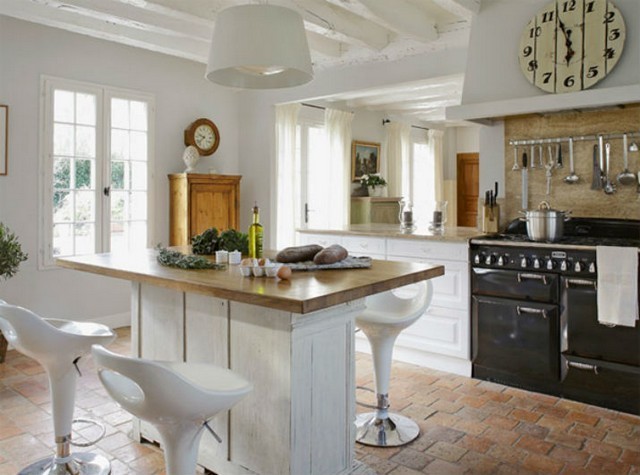 Interiore della cucina in una casa francese tradizionale