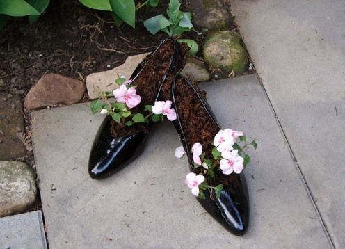 Blumentöpfe aus Schuhwerk