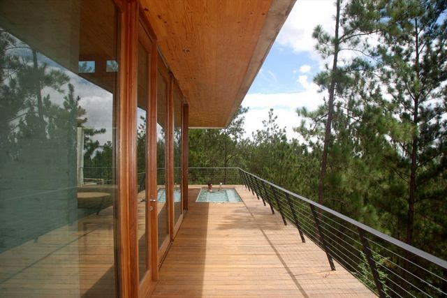 βεράντα με σπίτια πισίνας στα βουνά της Δομινικανής Δημοκρατίας