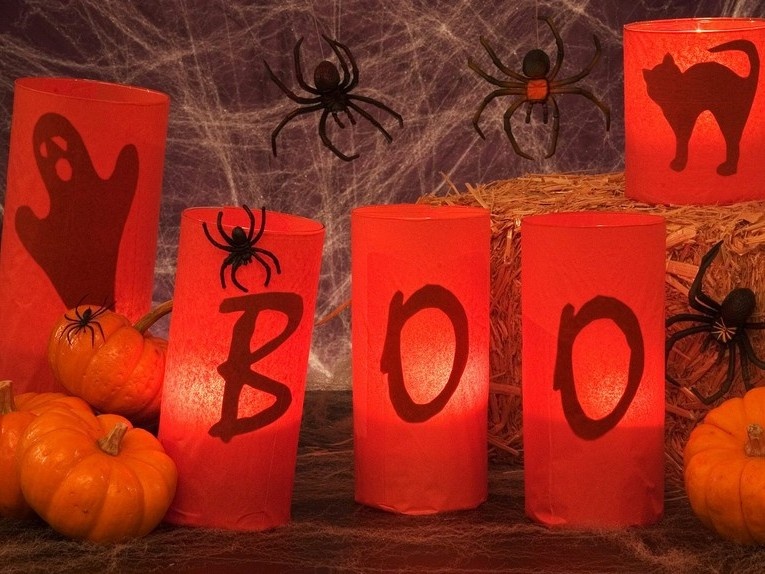 How to decorate a house and apartment for Halloween photo