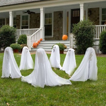 Ghost dance - decorate the garden for Halloween
