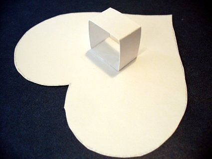 Serca papieru z efektem 3D na ścianie