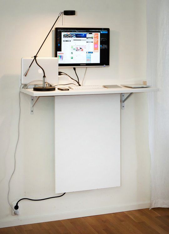 nástěnný počítačový stůl s vlastními rukama se skrytými šňůrami