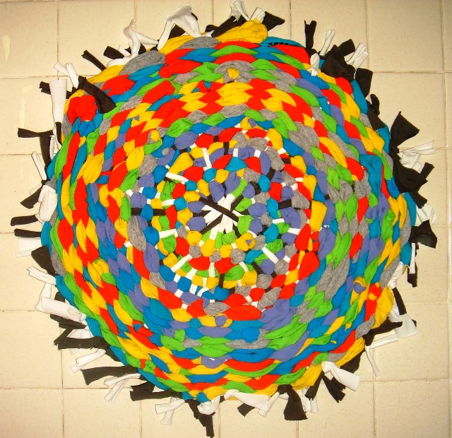round rug on the rug of T-shirts with their own hands
