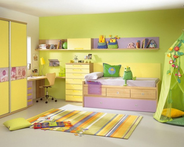 Kolor żółty i fioletowy we wnętrzu pokoju dziecięcego