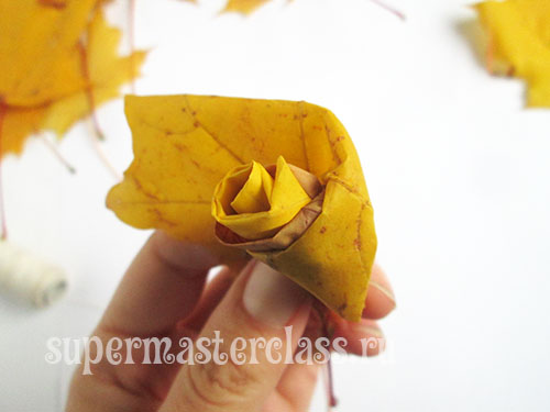 Ръчно изработени: рози от кленови листа