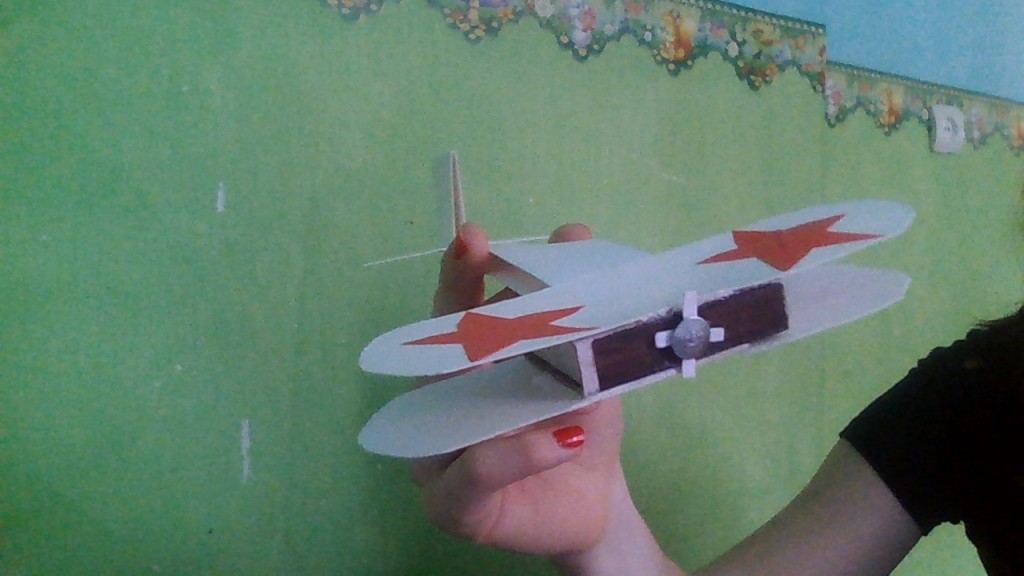 How to make a plane from a cardboard (1)