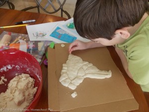 Hoe maak je een gezouten deeg. Handwerk gemaakt van deeg voor eigen kinderen.