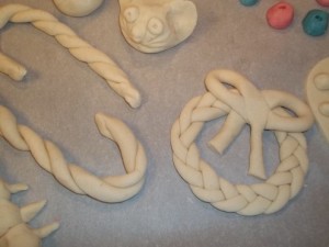 How to make a salted dough. Crafts made of dough for own children.
