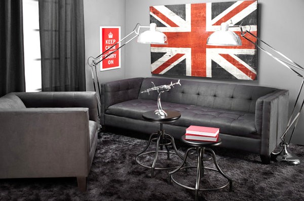 Britische Flagge, die über Sofa im Wohnzimmer malt