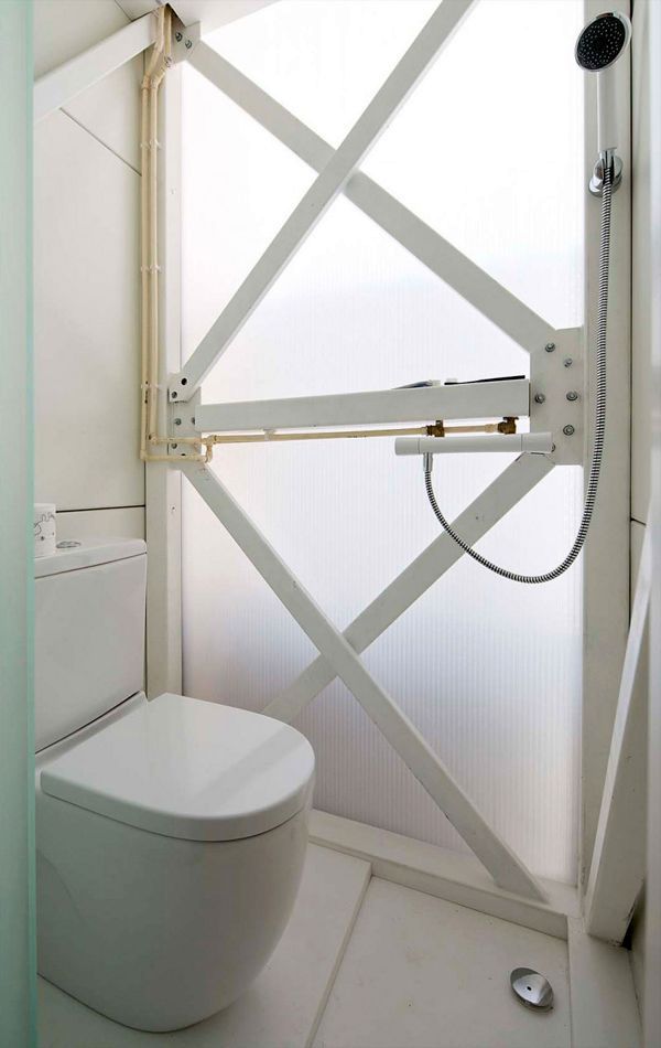 toilet and shower in Keret House