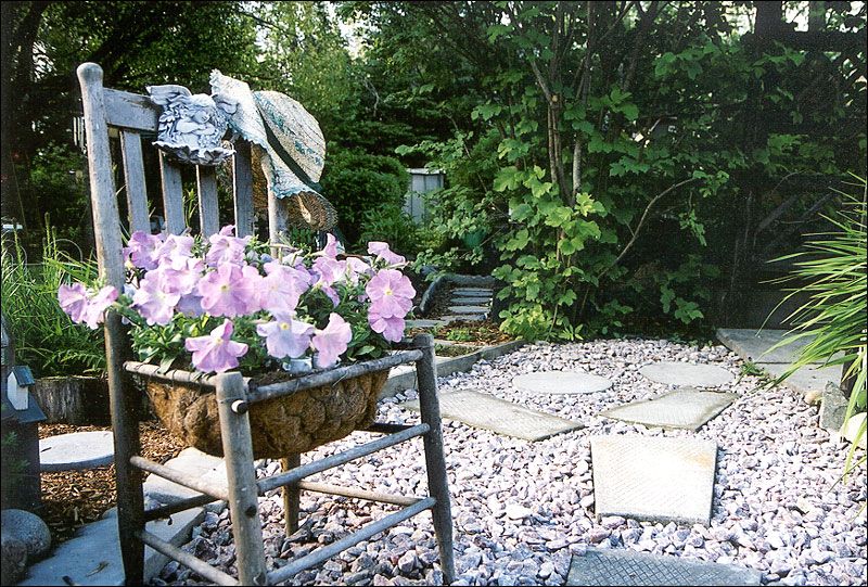 ένα κρεβάτι λουλουδιών από μια καρέκλα με ένα καλάθι για φυτά ampel