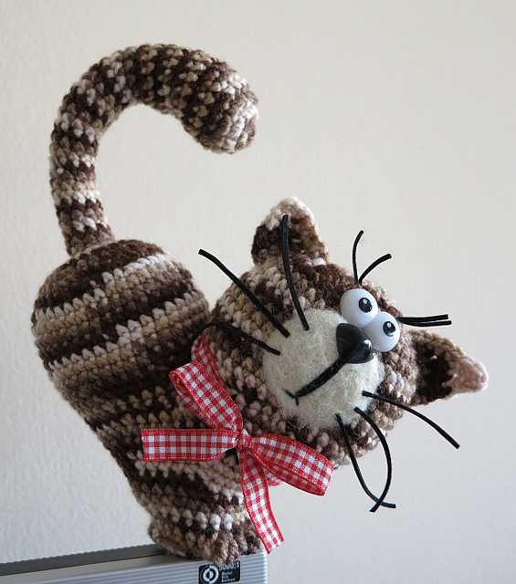 cat out of yarn