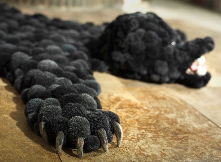 carpet from pompoms in the form of bear skin 02