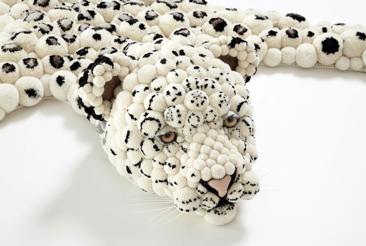 podložka z pomponů ve formě leopardové pokožky 02