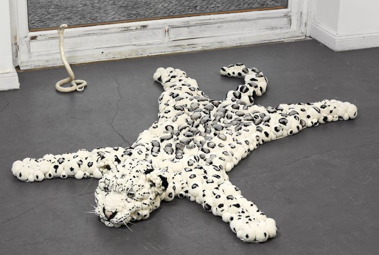 Matte aus Pompons in Form von Leopardenfell