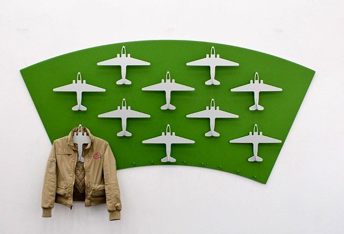 Kreativer Aufhänger im Flur in Form von Flugzeugen