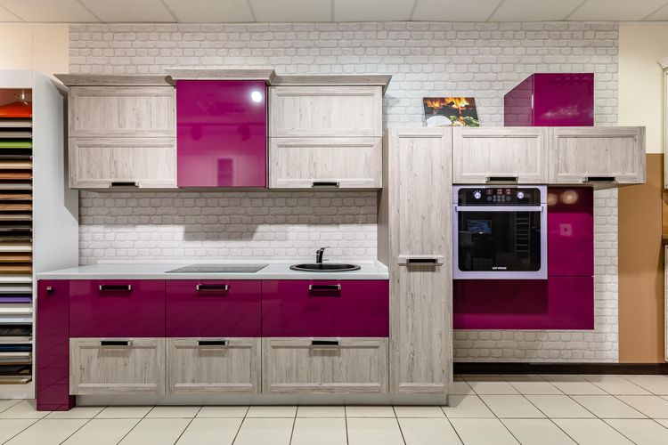 Legno chiaro e pietra sbiancata con accenti viola all'interno della cucina