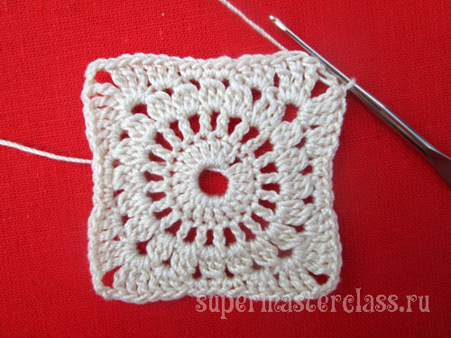 Beautiful square crocheted napkins: schemes
