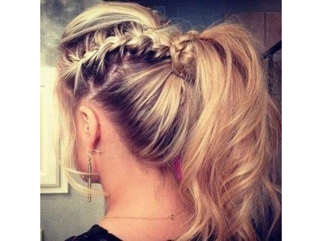Simple everyday hairstyles. What should they be like? Original tails and bunches .. Picture №7