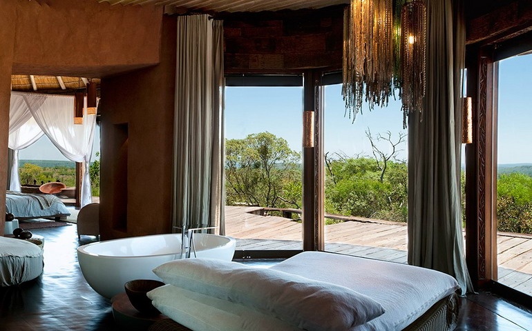 Villa in South Africa for African safari: bathroom