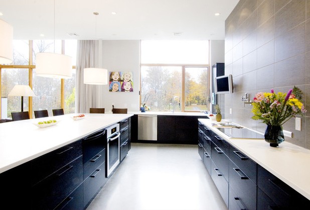 Black furniture in the kitchen looks gorgeous