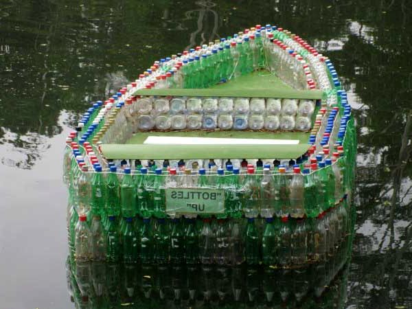 Łódź wykonana z plastikowych butelek
