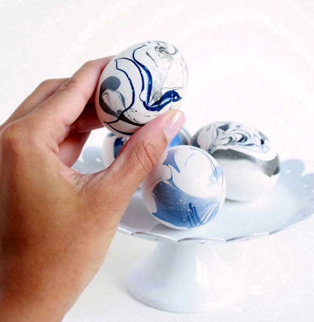 Painted Easter eggs with marble effect