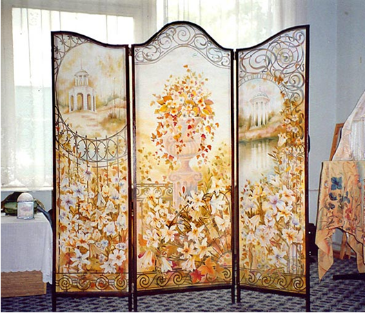 Stained glass screen is suitable for any apartment