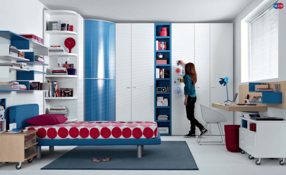 červeně modrý interiér místnosti pro dívku, MisuraEmme