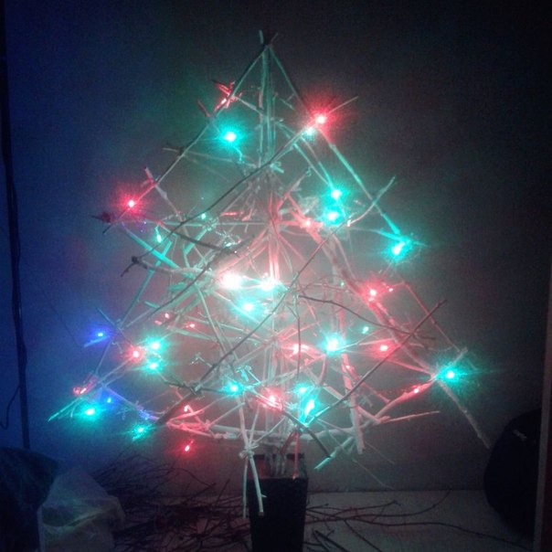 Kerstboom van takken met eigen handen