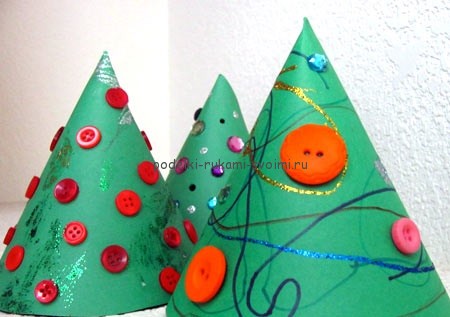 New Year's Tree van geïmproviseerde materialen met hun eigen handen. handgemaakte winterartikelen 